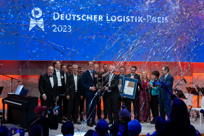 Burkhard Eling, CEO DACHSER, and Prof. Dr. Dr. h.c.. Michael ten Hompel, Executive Director of the Fraunhofer IML, accept the German  Logistics Award together with the Fraunhofer IML and DACHSER teams.  <br>
          Photo: BVL/Bublitz