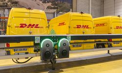 DHL Express accélère l’électrification de sa flotte et s’équipe de solutions de recharge innovantes
