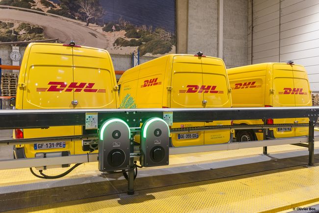 DHL Express accélère l’électrification de sa flotte et s’équipe de solutions de recharge innovantes<br>
Crdit photo : O.Bos