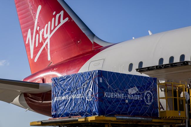 Kuehne+Nagel assure la première livraison transatlantique au monde à bord d'un vol commercial alimenté à 100% par du carburant durable<br>
 2023 Kuehne+Nagel
