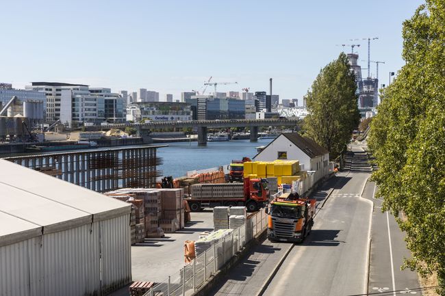 Le port de Charenton est accessible à la logistique urbaine. Activité de BTP. <br>
          Crédit photo : HAROPA PORT – Laurent Guichardon