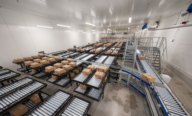 Un réseau de convoyeurs de plus d’un kilomètre de long parcourt l’intégralité de l’entrepôt pour alimenter toute la chaîne de préparation.<br>
                              Crédit photo : ACH Photo.