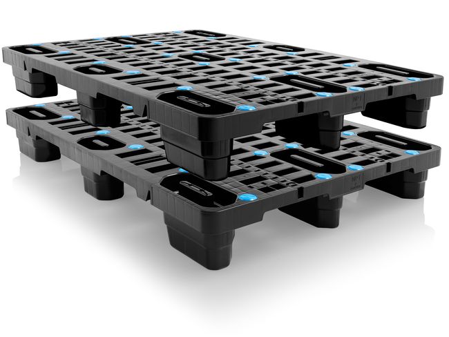 Un emboîtement précis et sécurisé : Les plugs antiglisse placés dans les pieds permettent  de bien ancrer les neuf pieds de la palette plastique NP1 moulée par injection monobloc.  <br>
                            Photo : Groupe Craemer