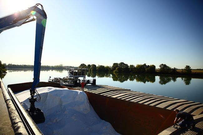 Manutention fluviale au Port de Chalon-sur-Saône <br>
          Crédit photo : JL PETIT