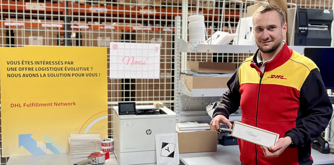 La marque de parfums confie à DHL Supply Chain France la gestion de ses commandes e-commerce en France et dans plusieurs pays européens.<br>
                              Crédit photo : DHL / Neness