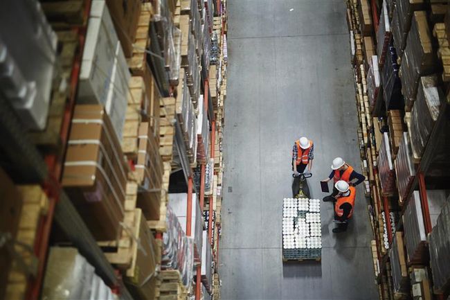 Infios intègre la gestion des commandes, des entrepôts, de l’exécution et du transport dans une suite de solutions complète, fournissant aux entreprises les outils nécessaires pour naviguer dans le paysage complexe actuel de la supply chain..<br>
  Crédit photo : Getty Images