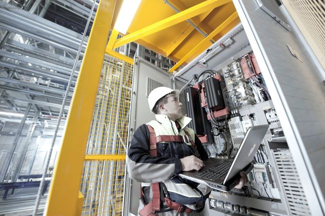 Grâce au Deep Learning et au Machine Learning, ce module d'IA remplace les données théoriques par des données réelles issues des WCS et WMS de SSI Schaefer. <br>
                            © SSI Schaefer.