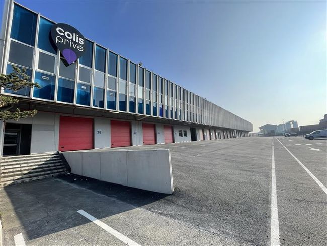 Le site d’une superficie de 5 000 m2, propose 4 250 m2 d’entrepôt et 750 m2 de bureaux.<br>
          Crédit photo : Colis Privé