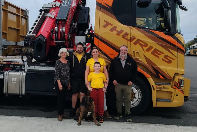 Sur la photo de la famille Thuries, de gauche à droite : Marie Pierre Thuries, Jonathan Thuries, Responsable d’exploitation ; Anaïs Thuries, Responsable administratif et son fils Nolhan ; Thierry Thuries, Gérant des Transports Thuries.<br>
                            © Continental / Transports Thuries