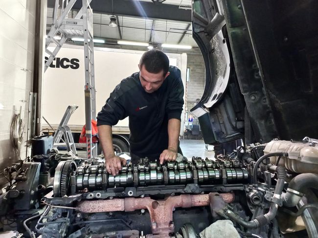 Réalisé dans 20 ateliers de maintenance de  XPO Logistics à travers la France, le reconditionnement comprend une révision  complète des composants clés - moteurs, transmissions, châssis.<br>
Crdit photo : XPO Logistics