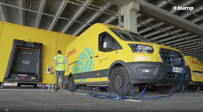 78 bornes de recharge ont été mises en service sur le site logistique de DHL Express à Lyon pour ses VP, VU et PL<br>
Crdit photo : BUMP / DHL Express