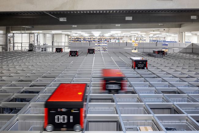 La solution de Dematic combine plusieurs technologies de pointe, notamment un  système AutoStore™ peu encombrant.<br>
            Crédit photo : Dematic
