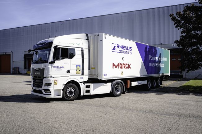 Rhenus a investi dans des camions et  remorques spécialisés compatibles avec le carburant B100, et a mis en place une  station de ravitaillement dédiée sur son hub logistique de la rue du Havre à  Strasbourg.<br>
          Crédit photo : Jérémy Baumert