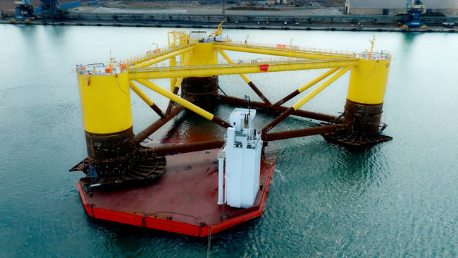 Conçues par Principle Power, les fondations des turbines font partie du projet pilote « Les Éoliennes Flottantes du Golfe du Lion » (EFGL), l'un des plus grands parcs éoliens flottants au monde.<br>
                            Crédit photo : GEODIS