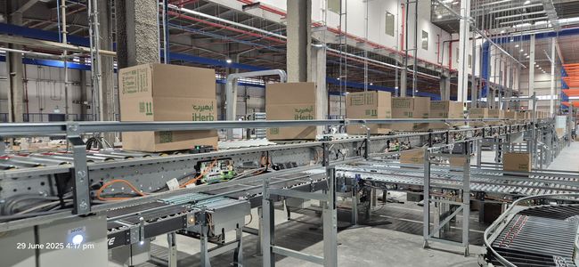 Le centre de distribution de CJ Logistics, situé dans la zone logistique SILZ en Arabie Saoudite</em><em>.<br>
          Crédit photo : SAVOYE.