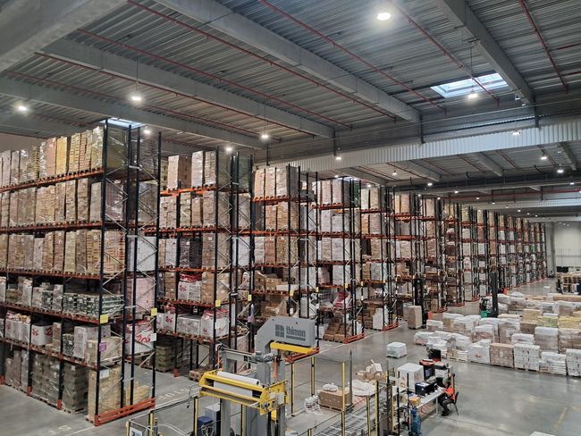 Basée à Diefmatten, en Alsace, l’entreprise exploite un entrepôt de 12 000 m² centralisant plus de 2 500 références produits. <br>
Crdit photo : T&T Foods et Infios