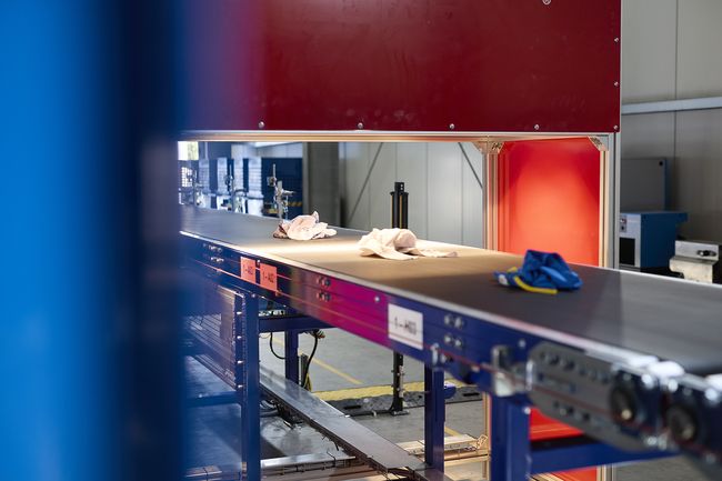Looper Textile opère grâce à deux centres de tri en Allemagne et un en Pologne, en collaboration avec un réseau mondial de partenaires.<br>
          Crédit photo : Looper Textile / Rhenus