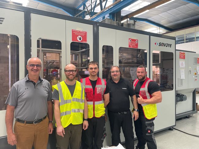 De gauche à droite : Hervé Aubert (Savoye),  Zdeněk Slavík (Packung), David Hegr (Packung),  Marc Horillo (Savoye), Frantisek Krčil (Packung)</em><em>.<br>
          Crédit photo : SAVOYE.