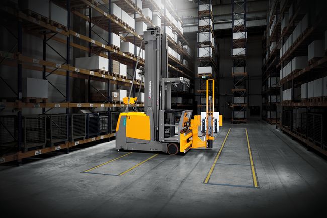 Deux chariots automatisés EKX 516a de Jungheinrich, associés à des systèmes de convoyage et à deux gerbeurs automatisés EKS 215a, prendront en charge le stockage et le transport depuis la ligne d’embouteillage jusqu’à la zone d’expédition.<br>
                            Crédit photo : Jungheinrich.