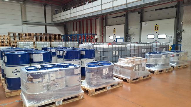 Le groupe familial allemand  est aujourd'hui le premier producteur indépendant de lubrifiants au monde, avec une présence dans 70 pays et une production annuelle dépassant les 40 000 tonnes en France.<br>
Crdit photo : Fuchs