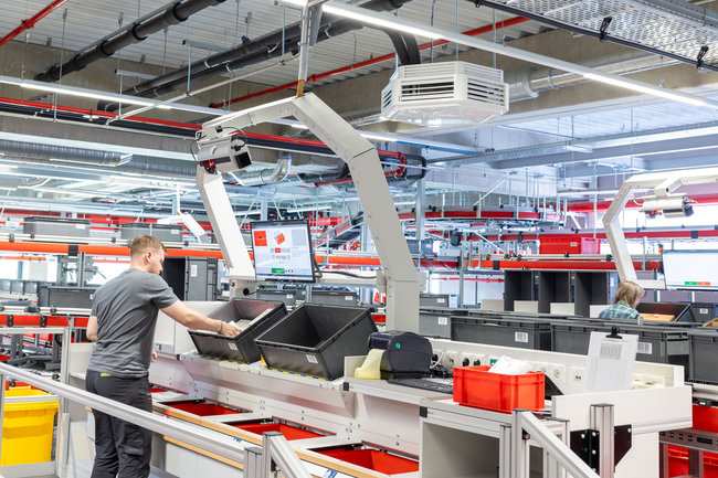 Le projet comprend  des postes de travail d'emballage, un trieur d'expédition et le système de contrôle d'entrepôt (WCS) qui commande et contrôle tous les processus.<br>
  Crdit photo : TGW Logistics