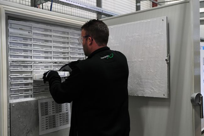 Risque d'engelures : il est impératif de porter des vêtements de protection lors du retrait de produits des congélateurs à très basse température.<br>
        Crédit photo : Movianto