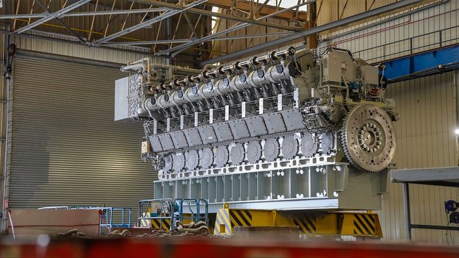 Produits sur le site de Saint-Nazaire, ces moteurs hors normes – jusqu’à 320 tonnes – alimentent en  énergie des infrastructures stratégiques telles que des centrales thermiques, des data centers ou des  centrales électriques flottantes.<br>
                            Crédit photo : Everllence