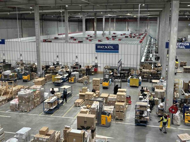 Le site de Miribel a été conçu pour répondre aux exigences croissantes de performance, de réactivité et de durabilité de la Supply Chain de Rexel. <br>
Crédit : Swisslog