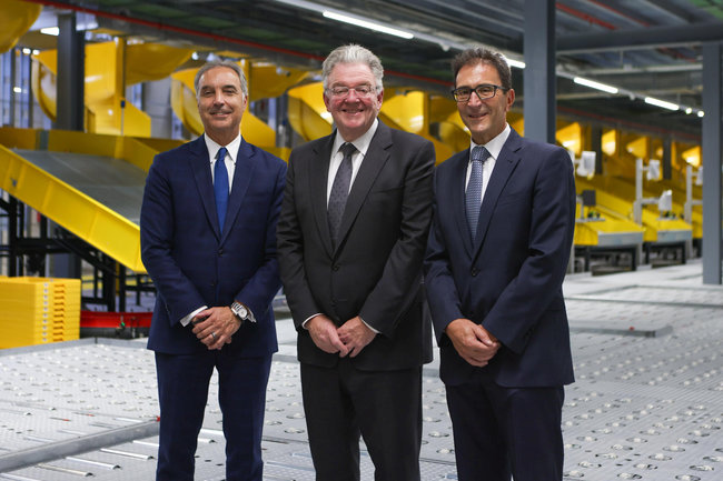 De gauche à droite : Mike Parra, CEO de DHL Express Europe, John Pearson, Global CEO de DHL Express, et Miguel Borras, Managing Director de DHL Express Spain.<br>
                              Crédit photo : DHL