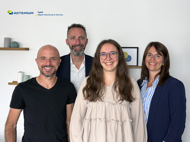 De gauche à droite : Steeve DELAPORTE, Responsable d’Affaires Pièces de Rechange, Cédric NIVELLE, Responsable du département Services, Alice LAUDIE Coordinatrice Assistance Technique et Manon BERNARD, Ingénieure d’Affaires Contrats Assistance Technique, chez Actemium Lyon Digital Warehouse & Services.