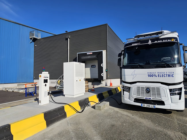 Outre le levier de monétisation pour les transporteurs, l’accessibilité de la borne aux PL en itinérance répond à une demande à plus grande échelle : celle de l’intensification de l’électrification pour les véhicules PL.<br>
Crdit photo : BUMP