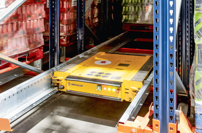 Équipé du système Pallet Shuttle semiautomatique, le nouvel entrepôt de produits finis  maximise l’utilisation de l’espace disponible pour offrir une capacité de stockage de  9 000 palettes.<br>
  Crédit photo : Coca-Cola HBC / Mecalux.