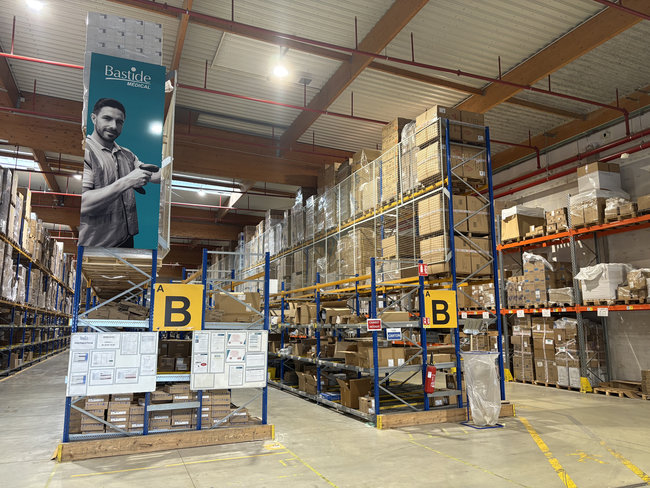 Avec près de 22 000 colis expédiés chaque mois, Bastide doit concilier rapidité, fiabilité et traçabilité, pour répondre aux exigences du secteur médical et garantir un service optimal à ses clients.<br>
              Crédit photo : Bastide Médical.
