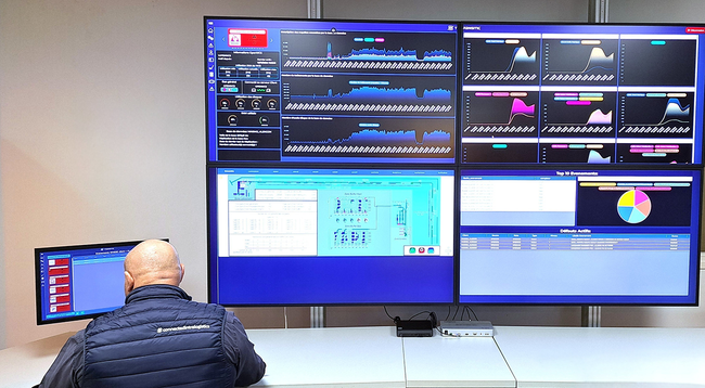 Open WCS est une solution globale de supervision et de contrôle qui interconnecte les automates avec le WMS.<br>
                              Crédit photo : Transitic.