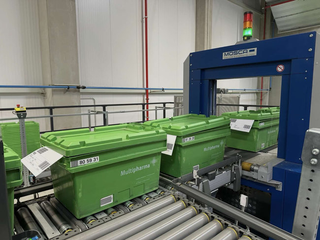 La solution  permet une digitalisation complète des processus de transport ainsi que la capture de données en  temps réel via des codes-barres, assurant un suivi précis des colis transitant entre le centre de  distribution et les officines.<br>
                             Crédit photo : Zetes / Multipharma.