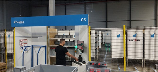 Fort du succès de son premier projet d’’automatisation du picking – une productivité multipliée par 2, Driftshop capitalise sur la solution robotique SCALLOG pour élargir le spectre de ses préparations de commandes aux produits à forte rotation sur palettes. Focus sur ce nouveau projet pour gagner en espace et en efficacité dans le traitement des commandes.<br>
          Crédit photo : SCALLOG.