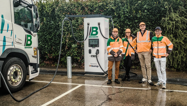 Le Groupe Brangeon poursuit sa transition énergétique avec la mise en service de deux nouvelles infrastructures de recharge électrique sur ses sites de Saint-Maclou (27) et Petiville (76).<br>
Crdit photo : Groupe Brangeon / Bump.
