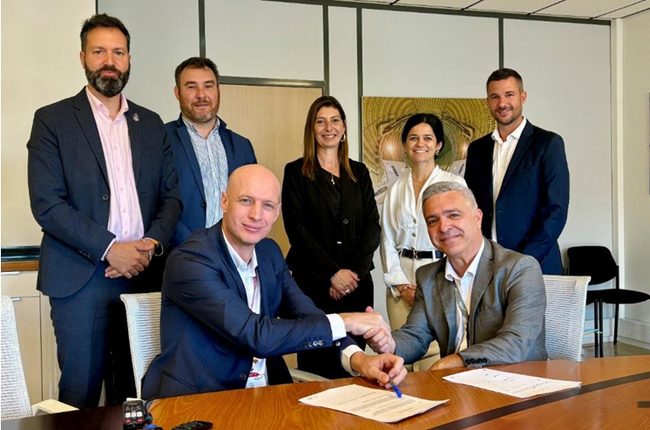 Signature du renouvellement de contrat entre Aymeric Daher, Directeur Général Adjoint, en charge de la division  Logistique et des Ressources Humaines du Groupe Daher, et Thierry Casale, Directeur Général du site de Sabena  technics Bordeaux.<br>
                            Crdit photo : Daher