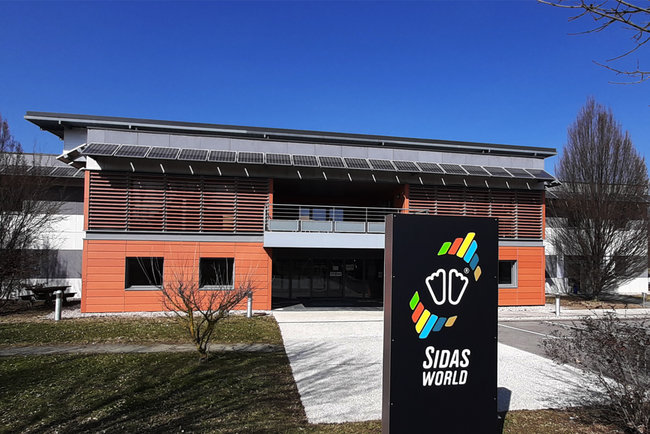Avec près de 22 000 colis expédiés chaque mois, Bastide doit concilier rapidité, fiabilité et traçabilité, pour répondre aux exigences du secteur médical et garantir un service optimal à ses clients.<br>
              Crédit photo : Bastide Médical.