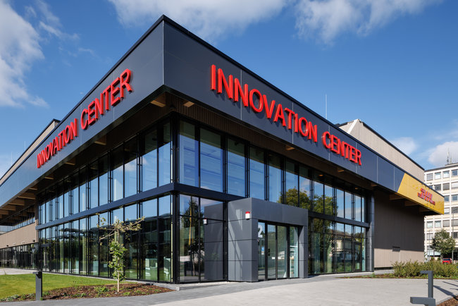 DHL Group vient d’inaugurer à Troisdorf (Allemagne) un nouveau Centre d’Innovation Europe, conçu pour accélérer la transformation du secteur logistique autour de l’IA, de la robotique et de la durabilité.<br>
                              Crédit photo : DHL