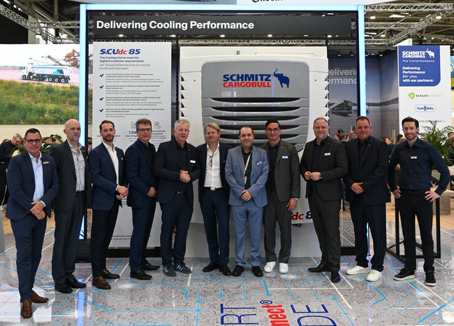 Au centre, Rafael del Pino, CEO Atlantis Global System (AGS). A côté, de gauche à droite : Claes Ödman, président de Smart Transport chez AddSecure et Dr Cafer Ince, responsable de la gamme de produits Digital Services & Directeur général de Cargobull Telematics & KubikX GmbH. Autour d’eux, des représentants d’AddSecure et de Schmitz Cargobull, célébrant le renforcement de leur partenariat qui vise à faire progresser les solutions de transport connecté à travers l’Europe.<br>
              Crédit photo : Addsecure.