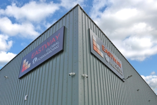 Eastway, entreprise familiale basée à Limerick et présente dans 130 pays, est spécialisée dans la gestion logistique des moteurs d’avion, la logistique AOG (Aircraft-On-Ground), l’entreposage aéronautique et le courtage en douane.<br>
                              Crédit photo : Eastway.