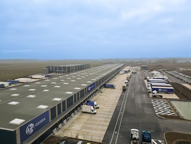 En 2025, GEODIS a fait l’acquisition de la plateforme de messagerie de Brie-Comte-Robert (Seine-et Marne), un site de 23 000 m².<br>
                            Crédit photo : Geodis.