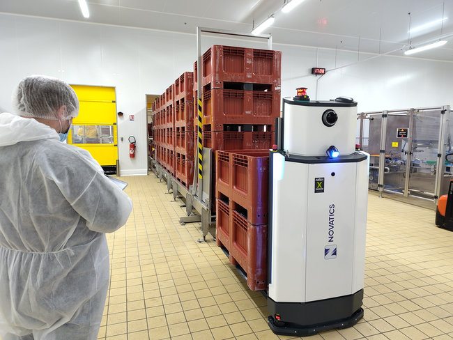 Le partenariat est né de la volonté de Novatics d’automatiser complètement la circulation des palettes, du palettiseur jusqu’aux quais d’expédition. <br>
  Crédit photo : Novatics / AGILOX.