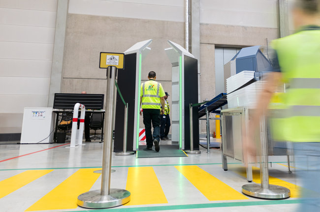 Le scanner de dernière génération « QPS Walk2000 » est développé par le fabricant allemand Rohde & Schwarz.<br>
© ID Logistics