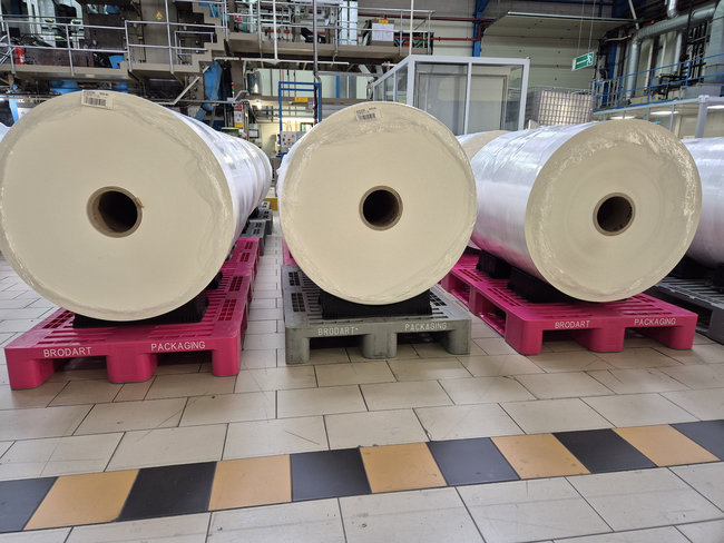 Pour sécuriser le stockage de ses grandes bobines de films techniques, l’entreprise a choisi les palettes Craemer<br>
                            Crédit photo :  Groupe Craemer