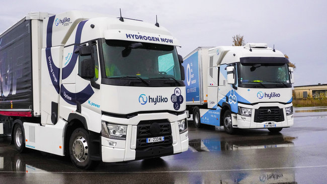 Au premier plan : la nouvelle génération de poids lourds. En arrière-plan, l’ancienne version.<br>
                              Crédit photo : Hyliko.