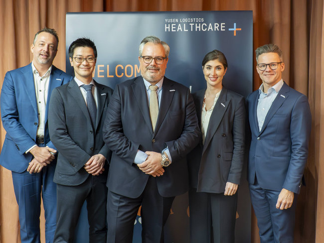 La nouvelle &eacute;quipe de direction de Yusen Logistics Healthcare (Europe) photographi&eacute;e &agrave; Anvers. De gauche &agrave; droite : Lode Cornelissen, Kosuke Tanamo, Bruno Jacques, In&eacute;s Iglesias et Timmy Adriaens.<br>
Cr�dit photo : Yusen Logistics.