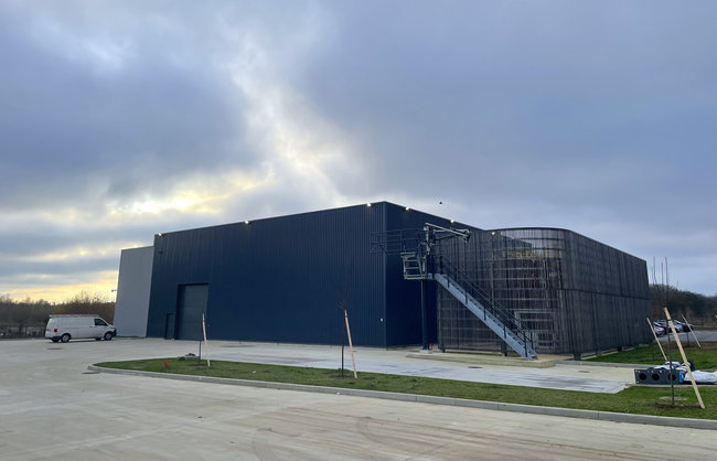 Apr&egrave;s dix ann&eacute;es marqu&eacute;es par une succession de crises, le groupe poursuit une trajectoire de croissance continue, structur&eacute;e aujourd&rsquo;hui autour de la logistique p&eacute;troli&egrave;re, des biocarburants avanc&eacute;s, de l&rsquo;efficacit&eacute; &eacute;nerg&eacute;tique et d&eacute;sormais de l&rsquo;AdBlue&reg; bas carbone.<br>
Cr�dit photo : Advens.