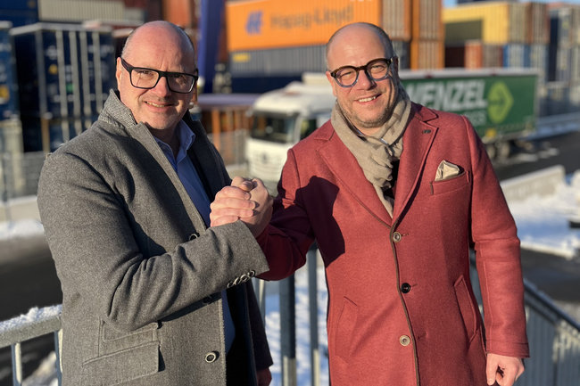 De gauche &agrave; droire : Robert Brugger, directeur g&eacute;n&eacute;ral CCGL et Andreas Mager, directeur de Contargo Intermodal Solutions sur le Cargo Terminal de Graz (Autriche).<br>
                            Cr&eacute;dit photo : Contargo